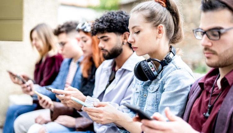 Gen zers on phones resized 07.12.25 06.26.24. 12.30.23 getty 1467270207.jpeg