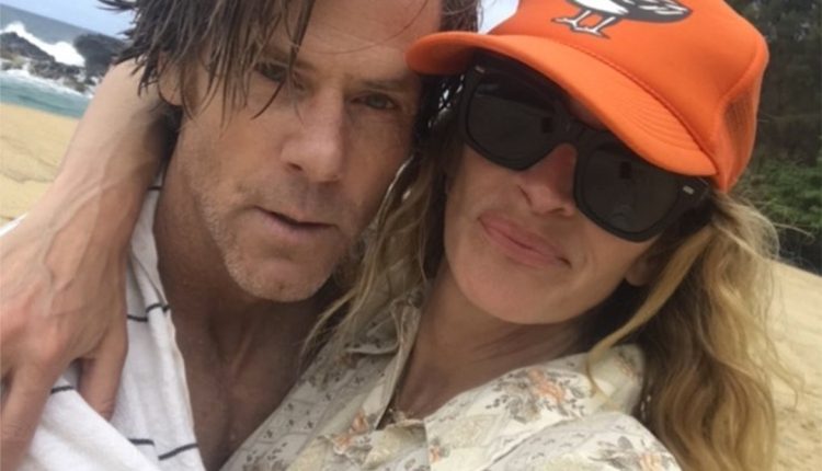 Rs 1200x1200 210704154648 1200 julia roberts danny moder anniversary fourth of july 2021 instagram c.jpeg