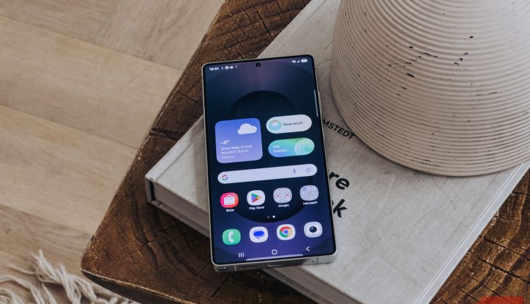 Samsung galaxy s25 daily brief on homescreen.jpg