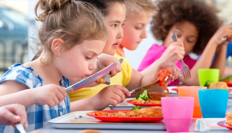 Students in cafeteria 08.11.25 getty 499888639.jpg