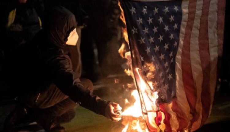 Trump signs executive order one year in jail for burning the american flag 620x340 1.jpg