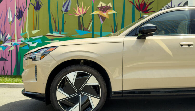 2025 volvo ex90 01 1440x1080 1 1152x648.jpg