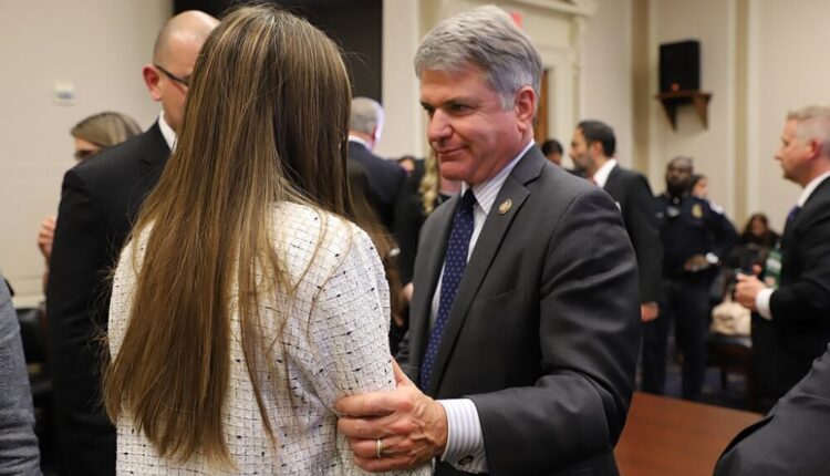 Michael mccaul welcomes fabiana rosales to us capitol 2 1000x600.jpg