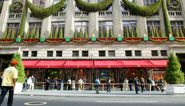 Saks fifth christmas light show reportedly returning following hiatus 2758300.jpg