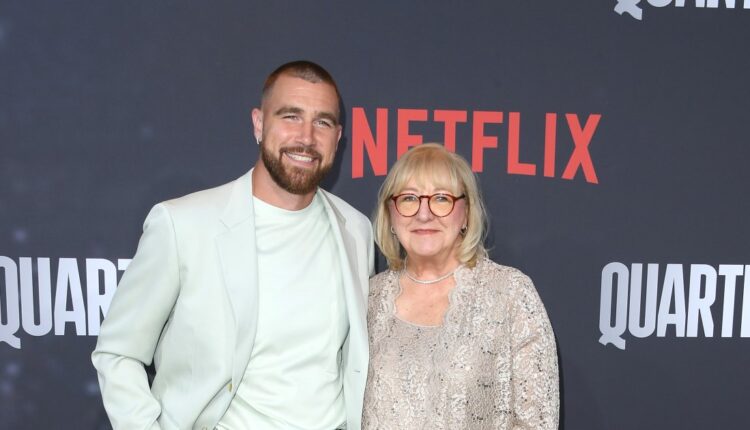 Donna kelce travis kelce 1535605177.jpg