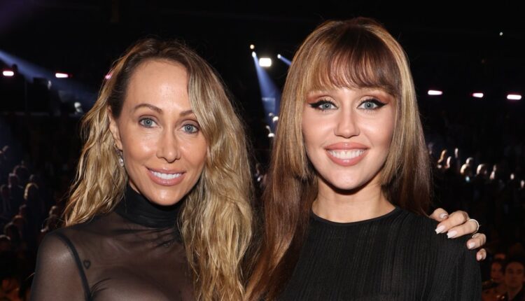 Miley cyrus tish cyrus.jpg