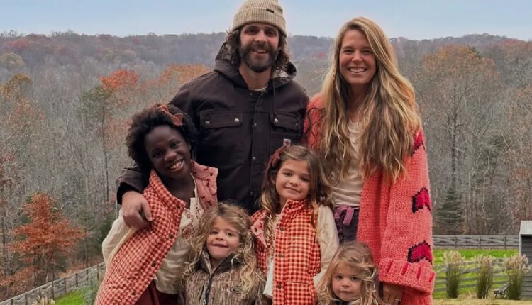 Country singer thomas rhett reveals how his wife told him and their kids about baby 5.jpg