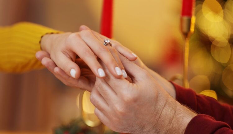 Ring on finger 111325 d3f52896dc4f4f49ad57b62b108b2a3c.jpg