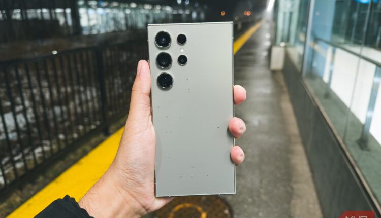 Samsung galaxy s24 ultra in hand back 1.jpg