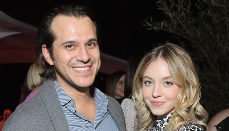 Sydney sweeney jonthan davino split 3.jpg