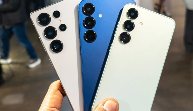 Samsung Galaxy S25 series in hand 1.jpg