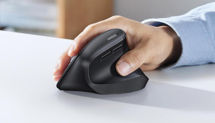 UGREEN Ergonomic Mouse with hand.jpg