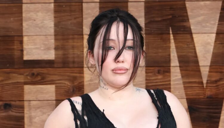 Noah cyrus . 2265678700.jpg