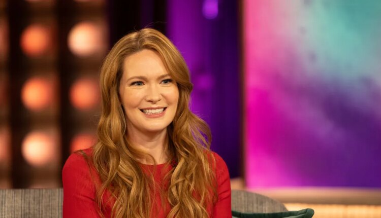 Sarah j maas 2008852119.jpg