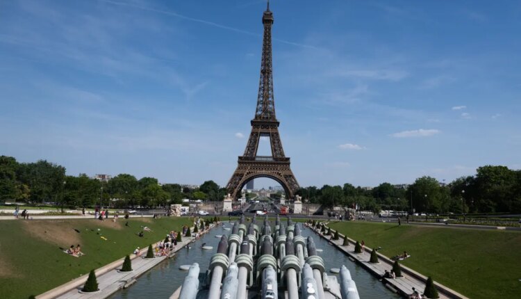 Paris remains red heatwave alert 132317510.jpg
