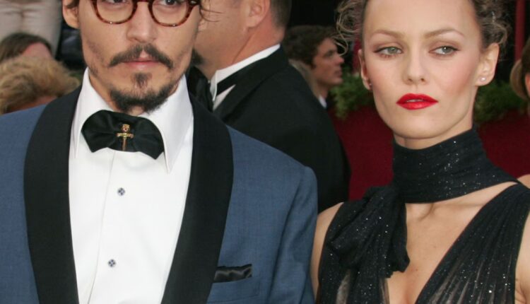 Rs 1200x1200 220519155118 1200 johnny depp vanessa paradis.jpg