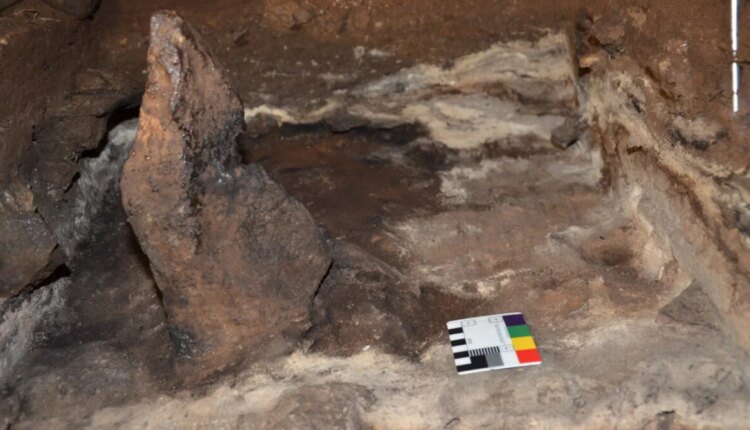 Cloggs cave standing stone gunaikurnai 1200x675.jpg