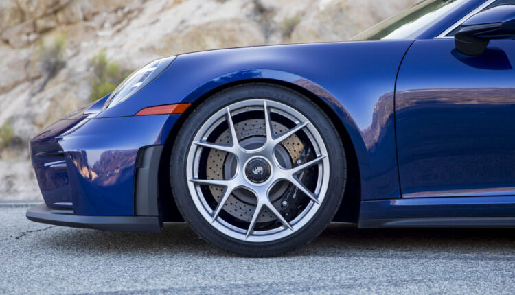 09 992.2 Porsche 911 GT3 Touring 1152x648.jpg