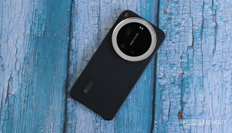 Xiaomi 17 Ultra with camera kit case 3.jpg