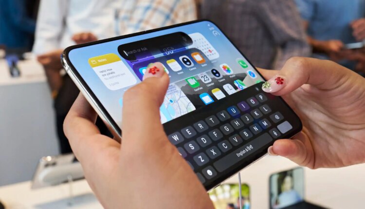 3270754 0 27474100 1793121779 iphone duo keyboard.jpg