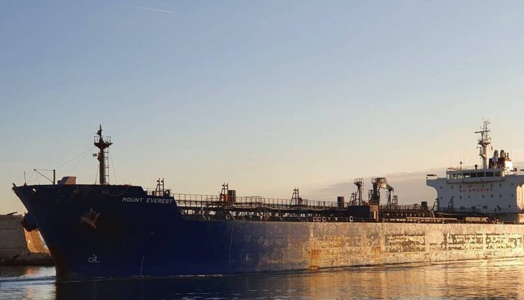 Oil Tanker ship e1767020409266 1000x600.jpg